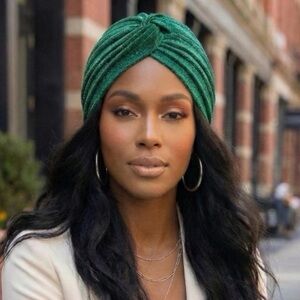 Pleated turban. Green glitter. NWOT